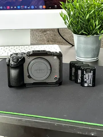 Sony fx30 (3 battery, charger and case)