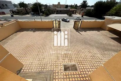 موظفين فقط | فيلا 6 غرف نوم ماستر+ غرفه خادمه | حوش كبير |