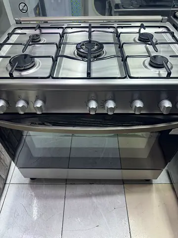 Frigidaire 5 burners full gas Cooker new condition 90x60