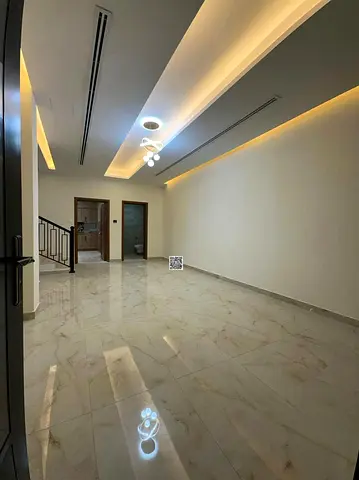 للايجار فيلا من افخم فلل عجمان تشطيب ممتاز خلف حديقة الحميدية مباشره عبارة عن ارضي واول وروف