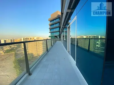 الطابق العلوي 3 غرف نوم | تخطيط الزاوية | مناظر الأفق والبحر | شقة بشرفة