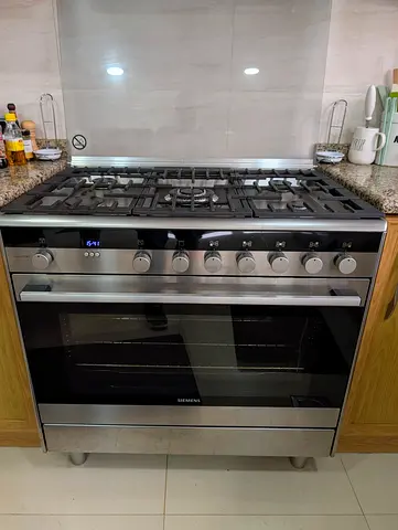 Siemens Stainless Steel 5-Burner Gas Range with Oven - Good Condition