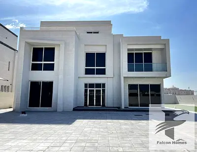 فيلا عصرية الطراز | 6 غرف نوم مع حديقة خاصة