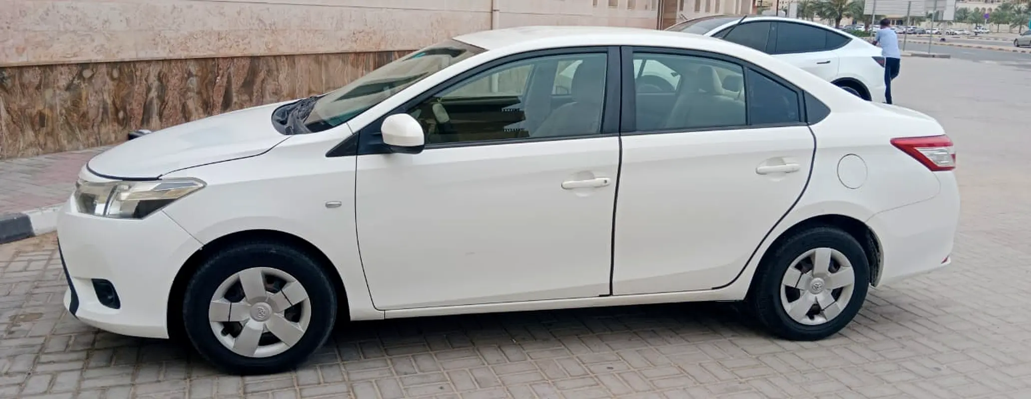 Toyota Yaris 2017 — photo 1 of 8