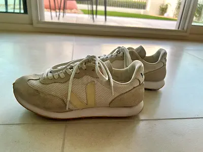 VEJA Sneakers Size 38 in excellent condition!
