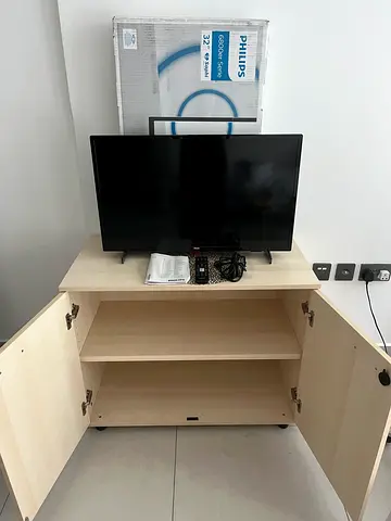 Philips 32-inch smart TV with Remote and Box + shelf - used 3 times only great Working Condition.