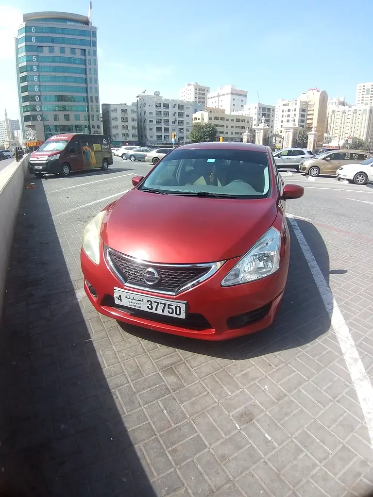 Nissan Tiida 2016 — photo 1 of 3