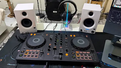 Pioneer DDJ-flx4 Compact DJ Controller with Studio Monitors and Headphones
