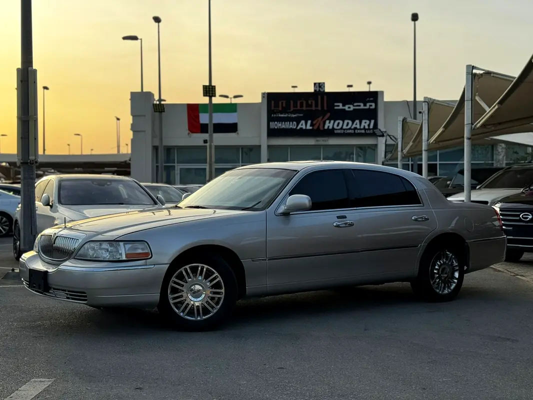 Lincoln Town Car 2008 — photo 1 of 16