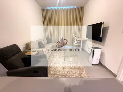 شقة مفروشة جديدة كلياً، غرفة نوم واحدة مع شرفة وحمامين، للإيجار في منطقة الممشى، الشارقة.