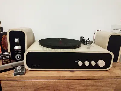 Crosley Turntable with Speakers and accessories – Wood Finish, Excellent Condition