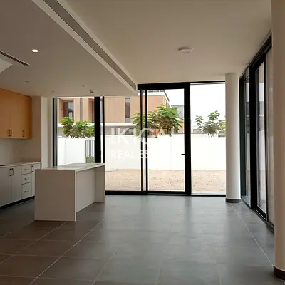 Spacious 5BR Corner Villa + Maid | Prime Location | Vacant