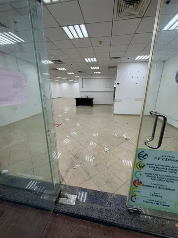 محل للإيجار السنوي بالقرب من كورنيش عجمان – موقع مميز جدًا بجوار فندق باهي ومرسى عجمان، في منطقة حيوية وسياحية ذات كثافة عالية وحركة مستمرة طوال اليوم