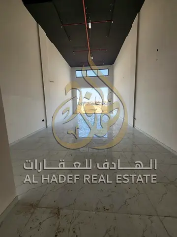 متاح للإيجار عدد 9 محلات تجارية في منطقة الصجعة بالشارقة، أول ساكن بتشطيبات جديدة، مما يوفر فرصة ممتازة لبدء أو توسعة نشاطك التجاري في موقع استراتيجي.