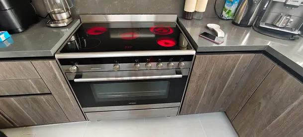 Free delivery Siemens iQ500 freestanding electric range with ceramic hob and oven - good condition