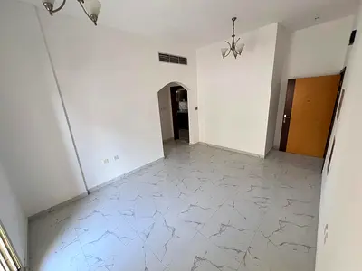 غرفة وصالة بالعالية، بلكونة وتكييف مركزي، صرف صحي مجاني، 28 ألف/4 دفعات.