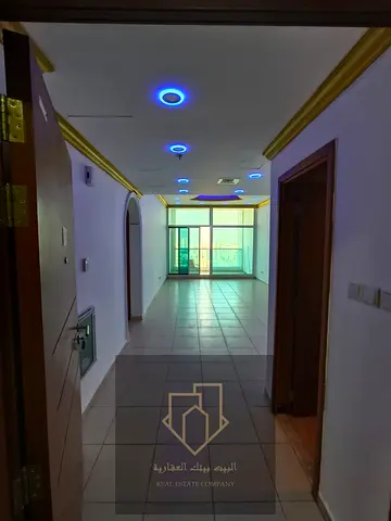 ثلاث غرف وصاله ابراج عجمان وان المساحه الكبيره اطلاله بحر كامله  مؤجره سنوي 70 الف ومطلوب فيها 990 الف