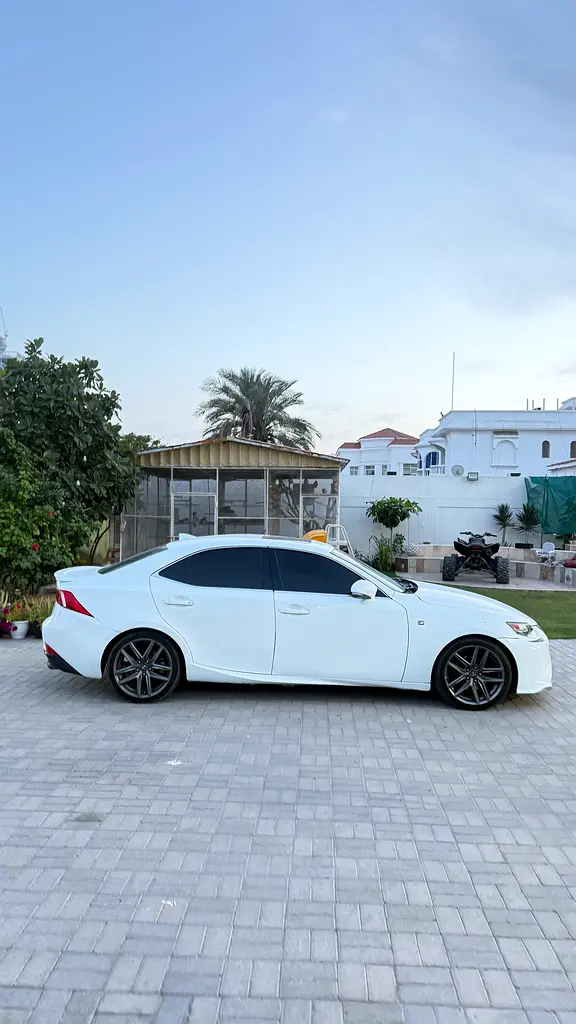 Lexus IS-Series 2014 — photo 1 of 3