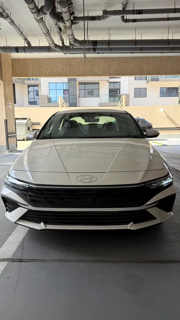 Hyundai Elantra 2025 — photo 1 of 13