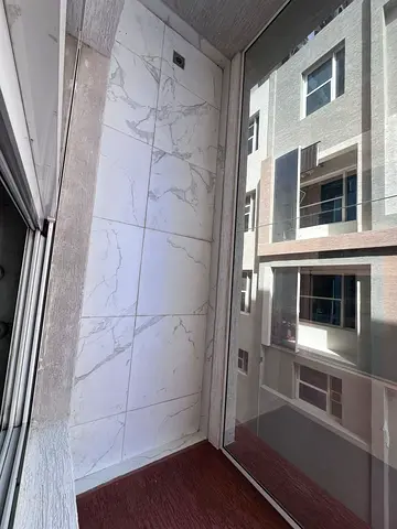 شقة غرفتين وصالة للإيجار في الجرف 2 عجمان قرب مركز دلتا 3 حمام وبلكونة تكييف مركزي بناية جديدة بسعر 45 ألف على 6 دفعات