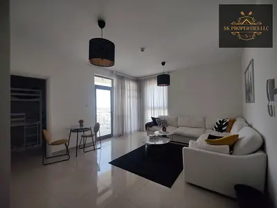 ✨ شقة جديدة تمامًا بغرفة نوم واحدة + غرفة مكتب | مفروشة بالكامل | شرفة واسعة | ورود 5، أب تاون الزاهية ✨