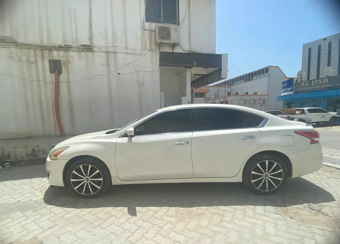Nissan Altima 2015 — photo 1 of 5