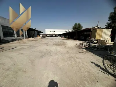 كراجات للبيع في الصناعية 5 بمساحة 20000 قدم مجهزة بغرفة صبغ و4 مكاتب وأرضية كونكريت بسعر 9 مليون درهم