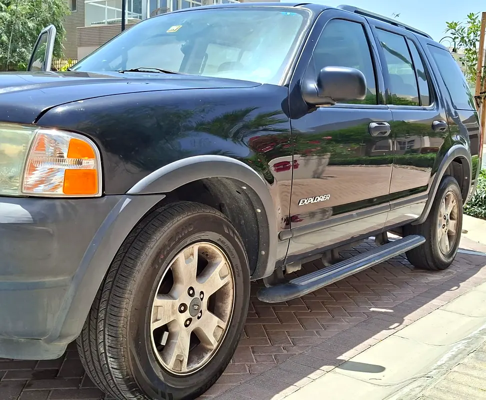 Ford Explorer 2004 — photo 1 of 6