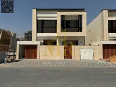 Villa for sale directly from the owner, custom-finished, on a main street close to all amenities. Fr