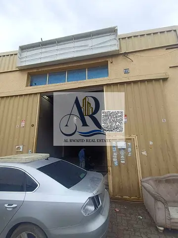 مستودع مخصص للإيجار في منطقة الجرف الصناعية 2، عجمان. يتميز المستودع بقربه من الطرق الرئيسية والخارجية، مما يسهل عمليات النقل والتوزيع، ويجعله مثالياً