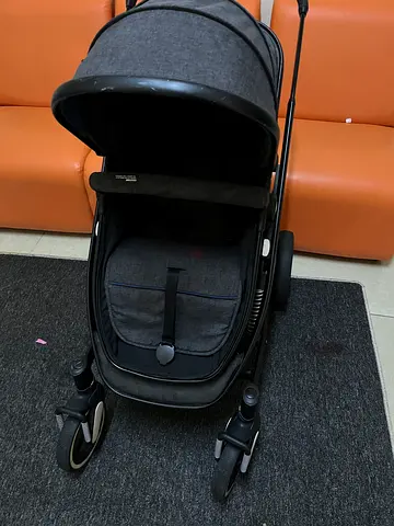 Lightly used compact baby stroller in good condition clean and neat only 6 month use . Brand Giggle