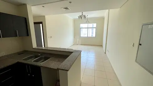 شقة واسعة غرفتين وصالة | 3 حمامات | شرفة | جاهزة للسكن | 85k  درهم