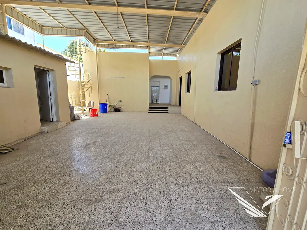 Big 4bhk Villa Maid Room Car Parking laundry Room Near Main Road 60k