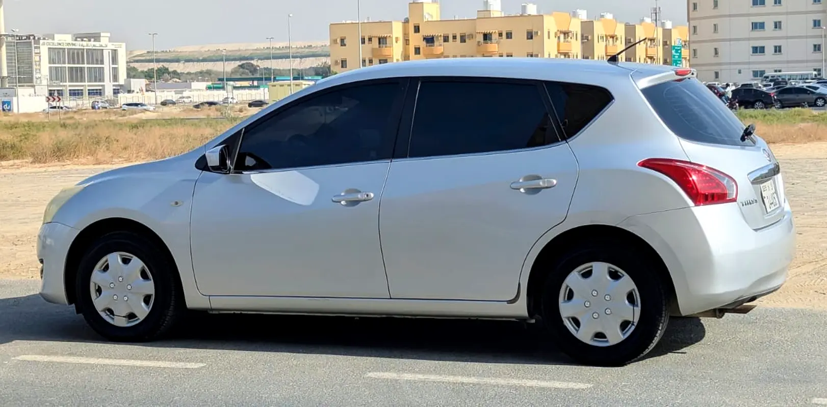 Nissan Tiida 2015 — photo 1 of 8