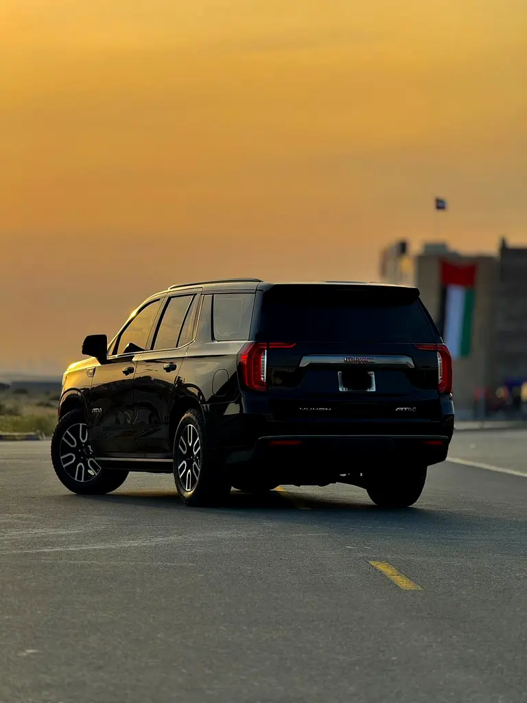 GMC Yukon 2023 — photo 1 of 5