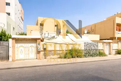 لقطة للبيع تملك حر , بيت عربي في النعيميه , قريب السفير مول , موقع مميز عائد ممتاز مع تصريح ارضي + 1
