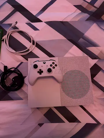 Xbox one s + 5 game discs