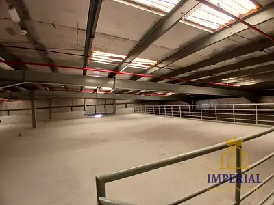 مستودع كبير مع ميزانين في الجرف الصناعية – عجمان