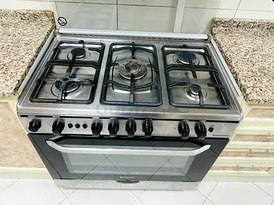 5-burner Gas Cooker with Oven - Good Working Condition