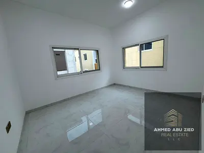 شقة جديدة بالكامل (أول ساكن)، تتكون من غرفتين ماستر وصالة بمساحة واسعة، تضم 3 حمامات، تكييف مركزي، وتشطيبات سوبر ديلوكس.موقع متميز جدا متاح الخدمات