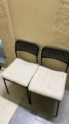 Wall-mounted table (IKEA) in excellent condition + 2 brand-new chairs.
Clean, sturdy, and