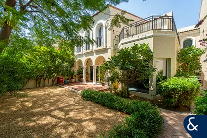 Beautiful Townhouse | Backing Lush Greenery