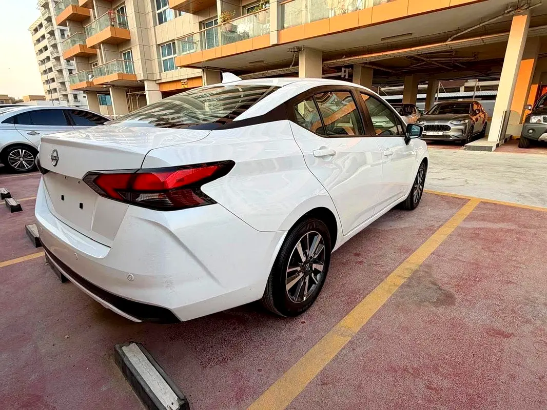Nissan Versa 2025 — photo 1 of 9