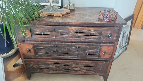 Solid wood chest of drawers