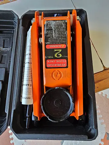 Hydraulic Car Jack from Jeep Wrangler