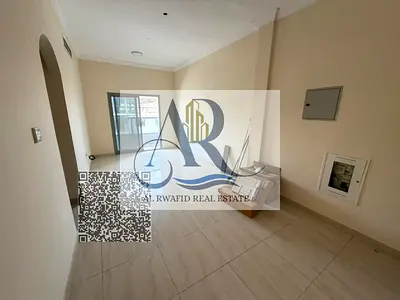 شقة واسعة جدا ببلكونة وتكييف مركزي موقع مميز مباشر فى شارع عمار