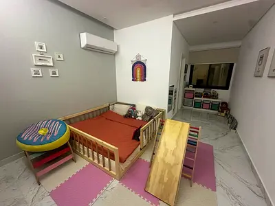 فيلا مفروشة بالزاهية، 5 غرف ماستر ومسبح خاص، 125 ألف/4 شيكات.