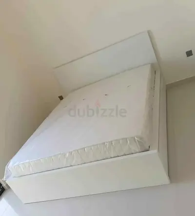 IKEA malam king‑size bed (180 × 200 cm) with 2 storage drawers underneath and an IKEA mattress ✨