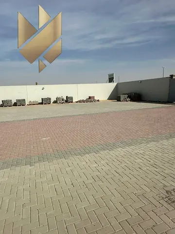 حوطة للإيجار في الصجعة موقع مباشر على الشارع العام مجهزة بمكاتب وانترلوك