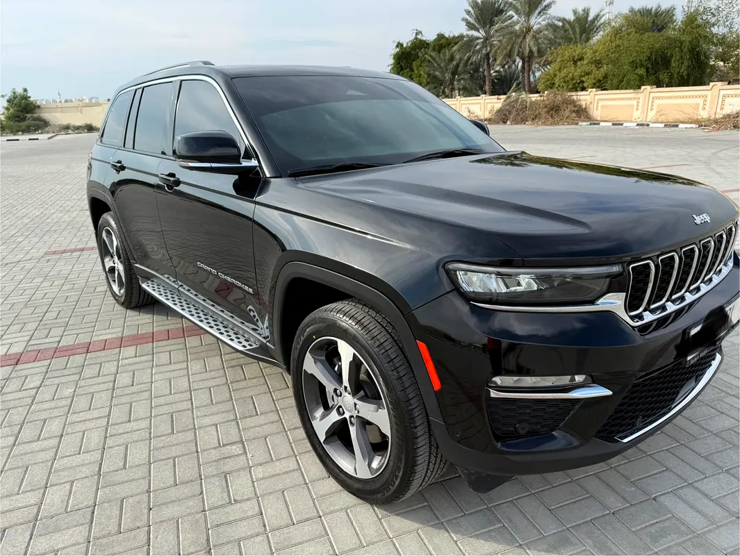 Jeep Grand Cherokee 2024 — photo 1 of 8